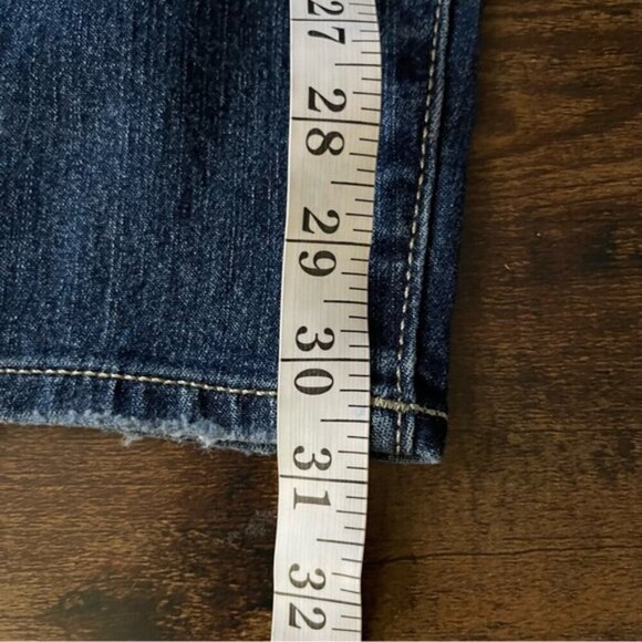 True Religion HALLE HR SN BUTTON FRONT Size 28 In Dark Wash Exposed Button NWT - Picture 16 of 16